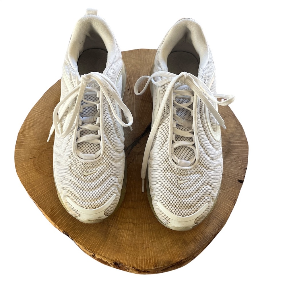 Nike white sneaks
